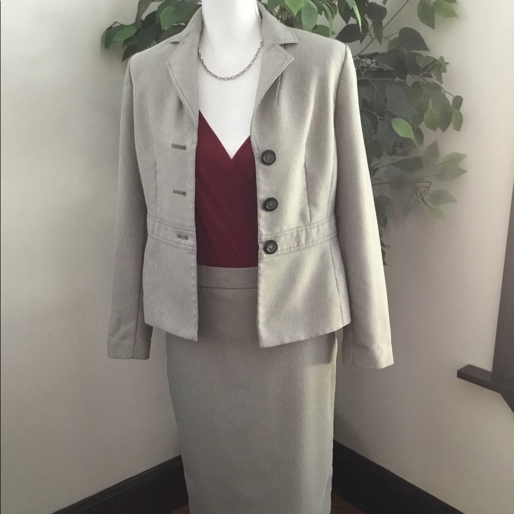 Sz 4 Jacket & Skirt Suit